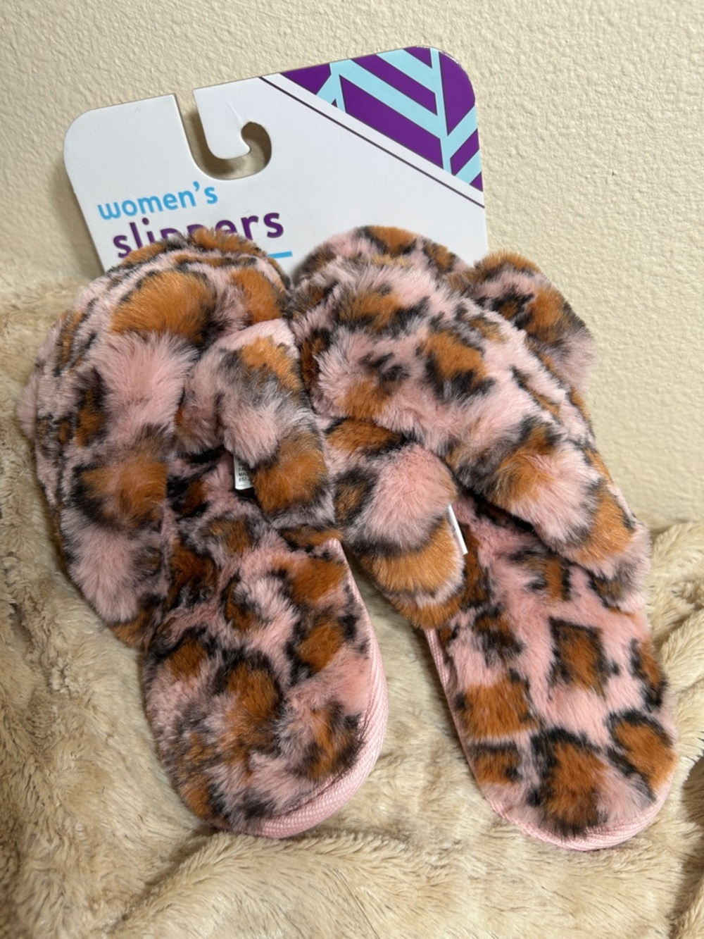 Fuzzy Leopard Slippers Women’s Size 7/8 Pink Plush Cozy Slip On NWT
